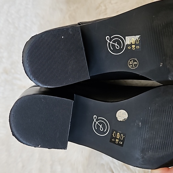 *SOLD* Chinese Filip Black Bootie, size 6, Like new with original box - Picture 9 of 12